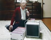 100歳で逝ったカラオケの創案者、特許取らずカネより皆の幸せ願う