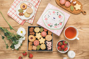 【お花見のお供にも】「ルンルン気分でピクニック いちご畑のクッキー缶」をオンラインストアで販売開始