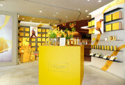 スクランブル交差点「L’Occitane SHIBUYA TOKYO」にて春ギフトのPOP-UPイベントを開催。週末限定、ギフト購入で一輪のブーケを先着プレゼント。