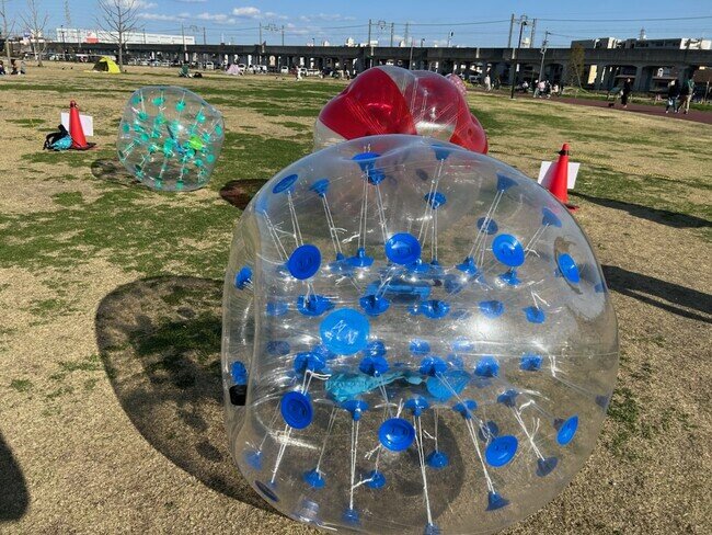 画像：【大阪府高槻市】安満遺跡公園にて、ふわふわ遊具（バブルサッカーなど）を使った子ども向けイベント「ふわふわパーク」をゴールデンウィークに開催します（2024年4月27日～29日・5月3～6日）