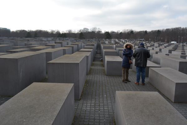 画像：【記憶を刻む街、ベルリンを歩く】 死の瀬戸際にあった人々の言葉　 ベルリンのホロコースト記念碑
