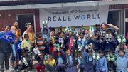 レアーレワールドの支援者と日本の高校生が、株式会社ムーンスター様からご寄付いただいた子ども用スポーツシューズを、ネパールの子どもたちに届けました。