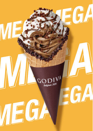 画像：通常の約1.6倍サイズ　持ち歩けるパフェ、チョコレート感あふれる贅沢なソフトクリームがメガサイズで発売　ゴディバ「メガパフェ チョコレート」