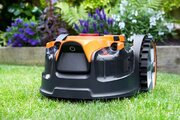 庭の芝刈りのゲームチェンジャー！境界ワイヤーなし・充電ステーションなしの小型ロボット芝刈り機”DROP AND MOW”。暑くて重労働な芝刈り作業を解決します