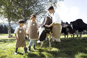 【星野リゾート　リゾナーレトマム】北海道のファームで酪農や牛、乳製品について深く学ぶ「酪農Academy ～夏休みの自由研究～」開催｜期間：2024年7月20日～8月31日