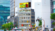 東京都千代田区 通勤・通学で歩行者が行き交う靖国通り沿いのLIVE BOARDで「帰宅困難者向け啓発動画」の放映を開始