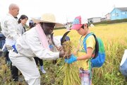JICA筑波「収穫祭」 開催！アフリカなど開発途上国からの研修員と一緒に稲刈り体験