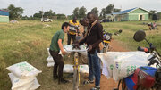ウガンダの稲作農家に肥料をデリバリー