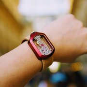 海外のクラウドファンディングで1億5000万円の支援を集めたミラノの工芸デザイナー作の革新的なクラシック手巻き時計attoVERTICALEの新作！～11月15日からMakuakeにて日本初登場！