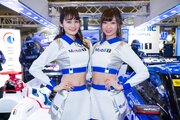 東京オートサロンで2018Mobil1レースクイーンが発表。ふたりの演出もファンはお見通し？