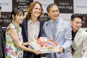 アンセル・エルゴート「東京は僕の第二の故郷」　30歳を祝うサプライズケーキに感激