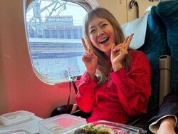 画像：俳優の熊谷真実さんは3月31日、自身のInstagramを更新。新幹線での驚きの？ 出来事を明かし、反響を呼んでいます。（サムネイル画像出典：熊谷真実さん公式Instagramより）