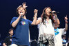 画像：能登半島地震の被災地復興支援ライブを開催した大黒摩季（右）と参加した小林幸子
