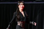 浜崎あゆみ、胸元ざっくり大胆衣装で3カ国語スピーチ　Weibo授賞式に登壇