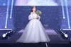 画像：村重杏奈が結婚式場「エルセルモ熊本」のステージでウェディングドレスを披露。