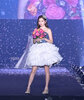 画像：ゆうちゃみが結婚式場「エルセルモ熊本」のステージに登場し、ショート丈のウェディングドレスでウォーキング