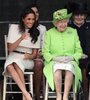 画像：2018年、エリザベス女王と初公務を行ったメーガン妃。妃の後ろには、白いスーツを着たサマンサさんが座っている（『The Prince and Princess of Wales　Insta…