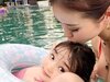 画像：俳優・草刈正雄さんの長女でタレントの紅蘭さんは4月23日、自身のInstagramを更新。娘とのプールショットで水着姿を披露し、話題を呼んでいます。…