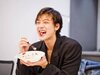 画像：俳優の竹内涼真さんは4月26日、自身のInstagramを更新。31歳の誕生日を迎え、ケーキを食べる姿を投稿しました。（サムネイル画像出典：竹内涼真さん…