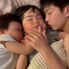 画像：（当時）2歳、3歳の弟に添い寝する15歳の長男