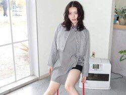 画像：ジェンダーレスモデルの井手上漠さんは5月1日、自身のInstagramを更新。美脚が際立つ姿を披露し、大きな話題を呼んでいます。（サムネイル画像出典：井手上漠さん公式Instagramより）