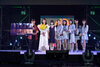 画像：「大阪コミコン2024」特別コラボ企画ステージ「大阪“怖”コン2024」に登壇した（左から）清水崇監督、渋谷凪咲、穂紫朋子、PR大使のNMB48メンバー…