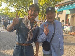 画像：お笑いコンビ・令和ロマンの松井ケムリさんが、5月3日に自身の公式Xを更新。『オフライン ラブ』に出演したアルさんと、偶然遭遇した際のツーショットを披露し、反響を呼んでいます。