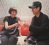 画像：見つめ合う渡辺満里奈＆名倉潤夫妻、“19回目の結婚記念日”迎え乾杯
