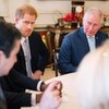 画像：今回の帰国で、父チャールズ国王とは対面しないことが発表されたヘンリー王子。写真は2018年12月に撮影（『The Royal Family　Instagram「The Prince of Wales an…