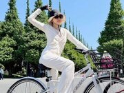 神田うの、娘とのサイクリングで圧巻のスタイル披露！ 家族で「神宮前をグルグル」した様子を公開
