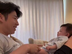 画像：実業家の黄皓さんは5月24日、自身のInstagramを更新。0歳の娘とのモーニングルーティンを公開し、反響を呼んでいます。（サムネイル画像出典：黄皓さん公式Instagramより）