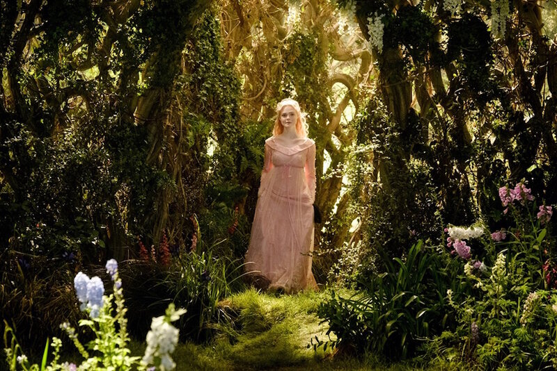 画像：『マレフィセント2』エル・ファニングの姿捉えた場面写真2点、オーロラ姫の“ピンクのドレス”が実写に
