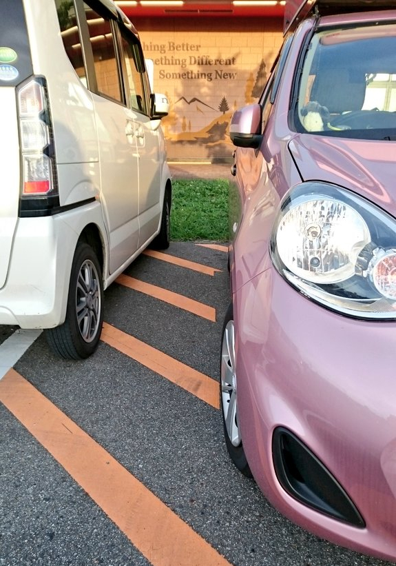 身障者用駐車場の斜線部分は乗り降りに必要なスペース