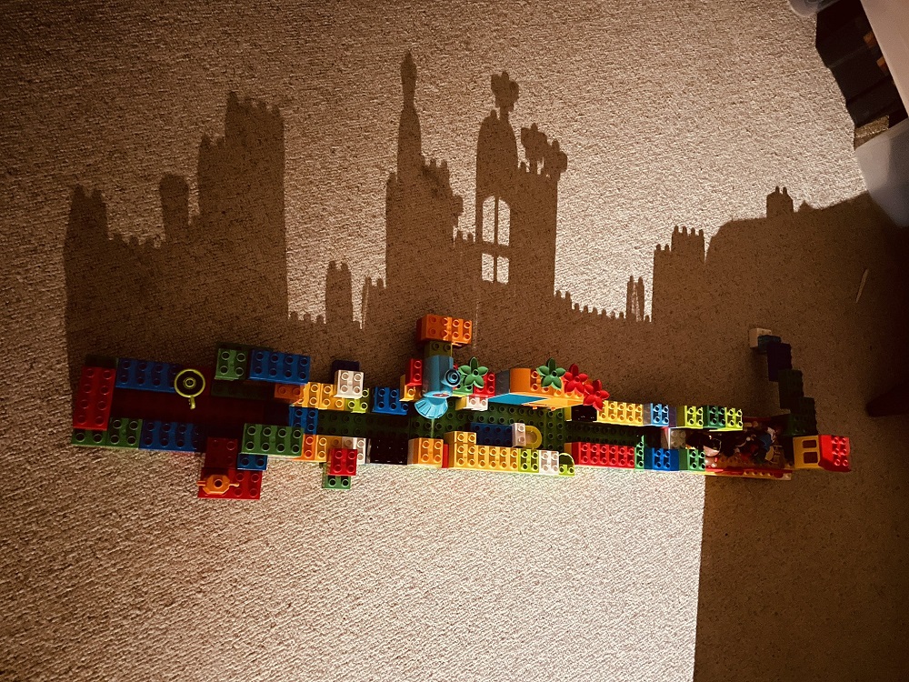「影がお城」偶然？！奇跡のアート　4歳がつくったレゴの“おうち”