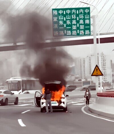 画像：中国・上海市で電気自動車（EV）が炎上する事故があった。