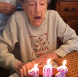 爆笑動画 102歳のおばあちゃんが誕生日ケーキの火を吹き消そうとすると あれ がスポーンと飛び出る 15年5月15日 Biglobeニュース