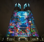 夜の東京都庁壁面に世界最大規模の常設プロジェクションマッピング