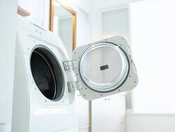 画像：清潔な状態で衣服を着用するために欠かせない洗濯機ですが、寿命はどれくらいなのでしょうか。家電エバンジェリストで「All About」デジタル・家電ガイドの安蔵靖志が解説します。