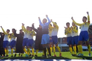 画像：試合後、スタンドの応援団と喜びを分かち合う上田西の選手たち　[写真]=瀬藤尚美