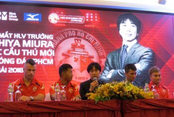 画像：ベトナムのクラブHCMCの監督に就任した三浦俊也（中央）