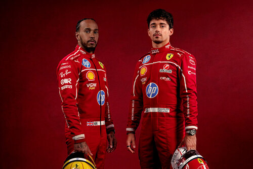 フェラーリが2025年用レーシングスーツを披露。今週、ハミルトン フェラーリが2025年用レーシングスーツを披露。今週、ハミルトン