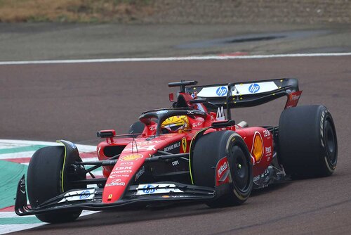 フェラーリが2025年用レーシングスーツを披露。今週、ハミルトン フェラーリが2025年用レーシングスーツを披露。今週、ハミルトン