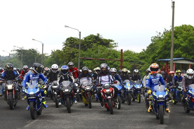 画像：MotoGP：スズキのイアンノーネ＆リンスがインドネシアで1000人のライダーとパレードランを実施