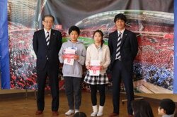 浦和レッズが小学生3万人にacl優勝記念品のペンケースを贈呈 18年2月9日 Biglobeニュース