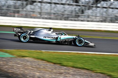 メルセデスF1、弱点克服に取り組み、新車『W10』をタイヤに メルセデスF1、弱点克服に取り組み、新車『W10』をタイヤに