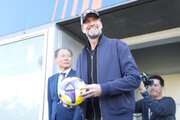 クロップ氏が大宮降臨！　“RB”新体制の初陣、サプライズでファーストピッチセレモニーに登場