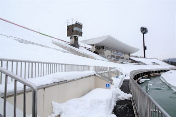 画像：2月24日、雪かきが始まる前のNDソフトスタジアム山形のメインスタンド