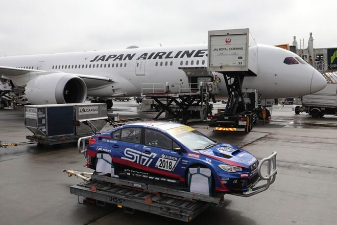 画像：客室の下にレース車両を積み込み。スバル、ニュル24時間用WRX STIを旅客機でドイツへ