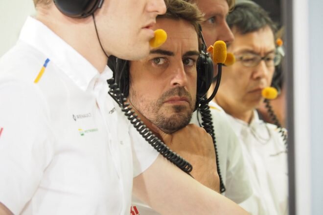 画像：【ブログ】まだまだ、やる気十分の目をしたアロンソが現地で観戦/F1バーレーンGP現地情報