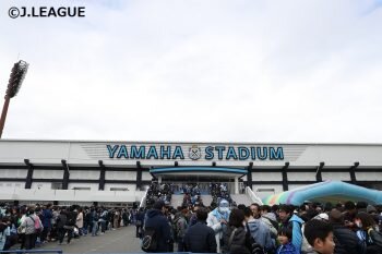 画像：ヤマハスタジアムで試合を行うのは、リーグ戦約1ヶ月ぶり。独特の雰囲気が選手たちを後押しする [写真]=J.LEAGUE